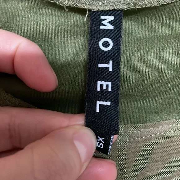 Motel size XS Olive Green Long Sleeve Cropped Cutout Button Down Velvet Blouse - Picture 2 of 8